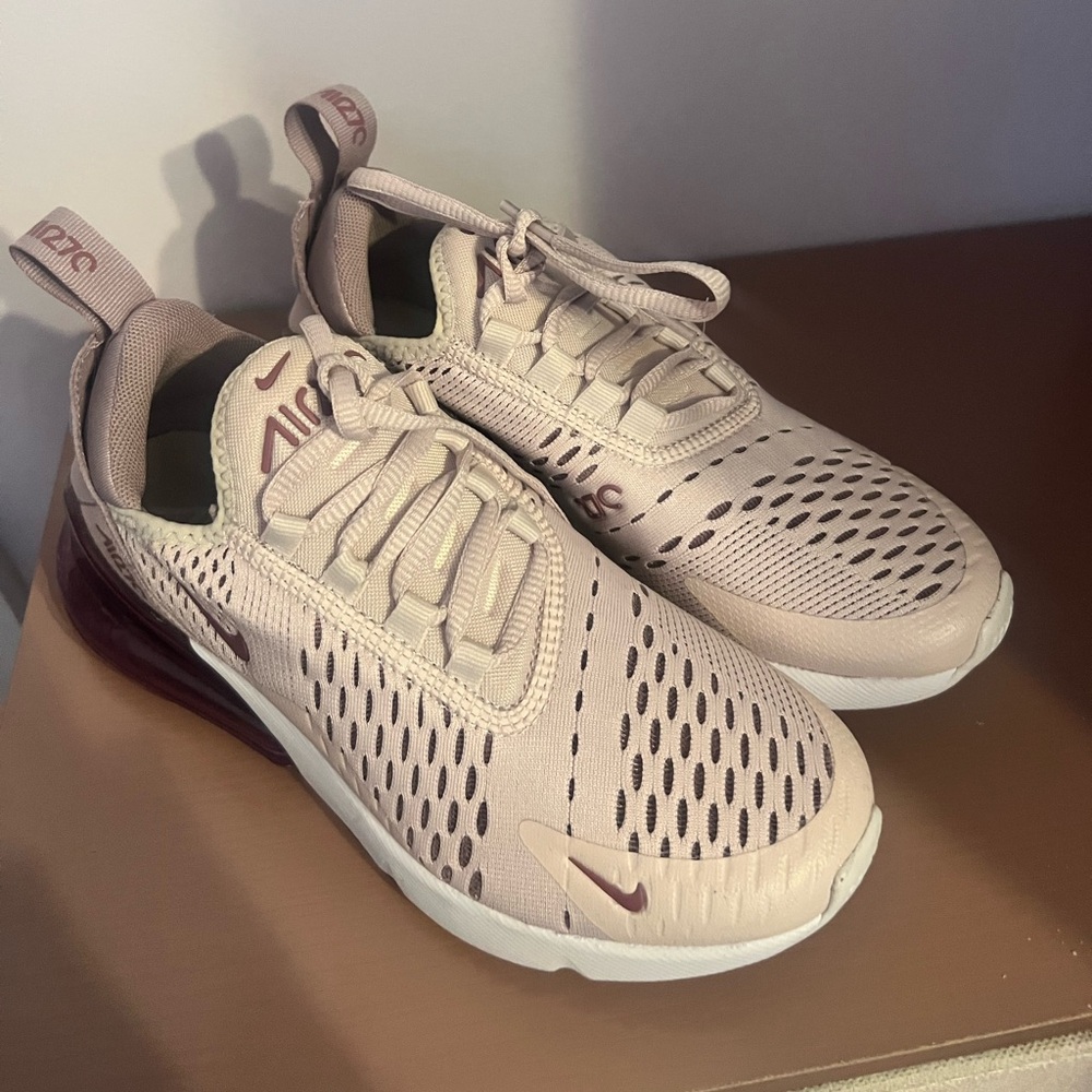 Women’s Air Max 270 shoes violent/pink